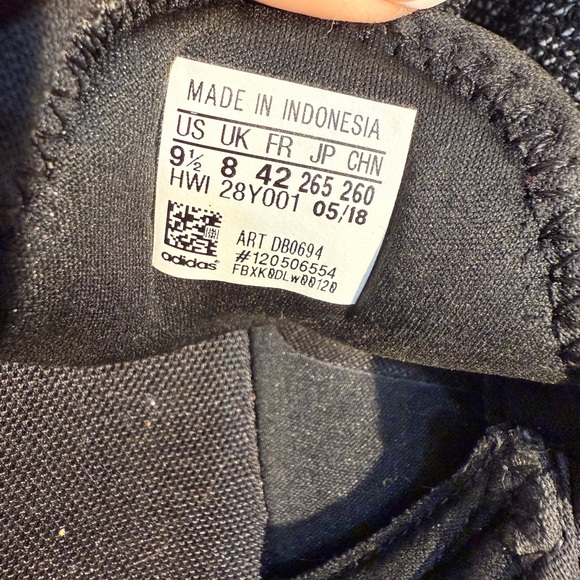 Adidas Classic Black and White Footwear - Picture 5 of 7